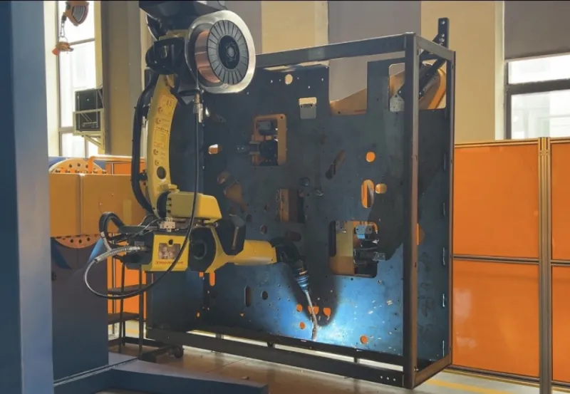 Servo positioner with adaptive seam tracking in automated washer frame line