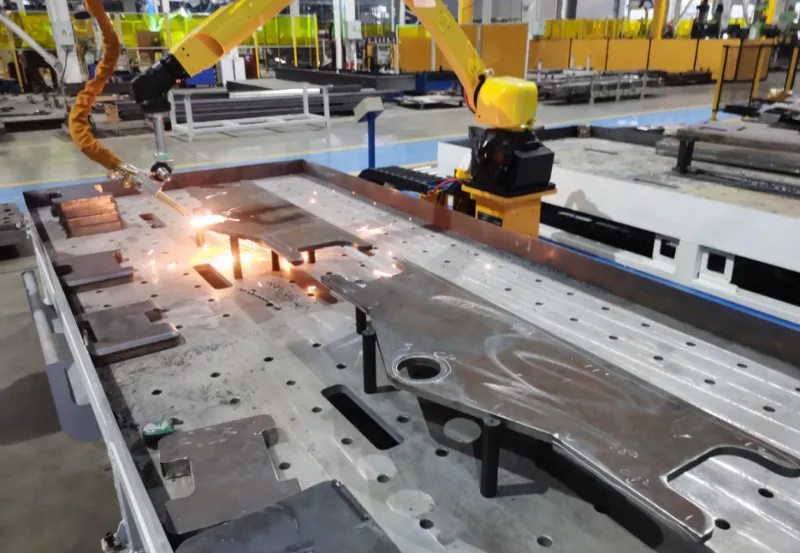 Servo-controlled robot cutting thick steel plates with high accuracy