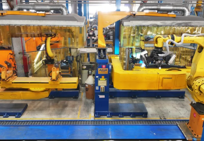 Dual-arm coordinated robots welding large excavator arm structures